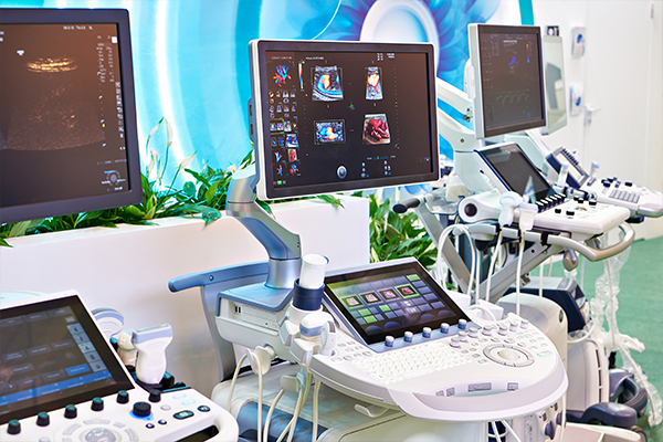 Équipement médical de pointe avec écrans haute définition et plantes vertes illustrant l'innovation et le confort patient chez Impinj