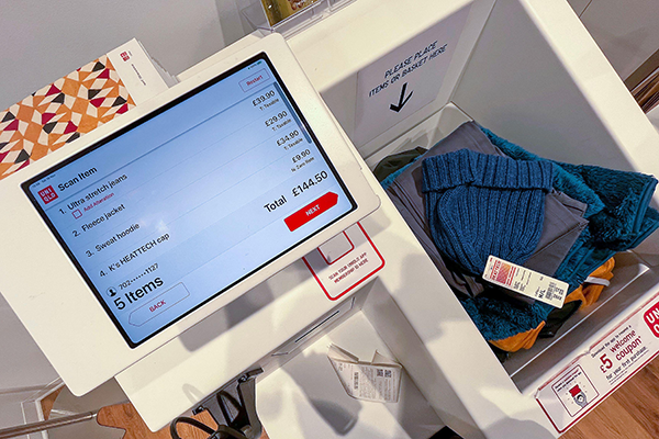 Uniqlo-self-checkout