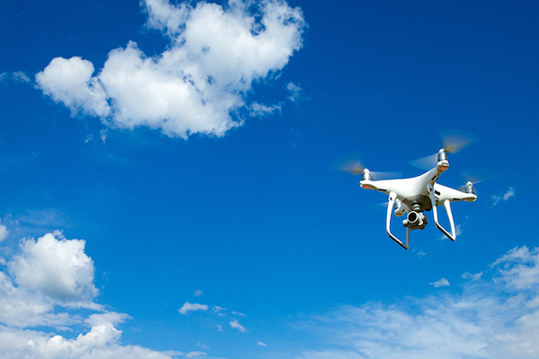 Image de drones volant au-dessus d’un parc de voitures