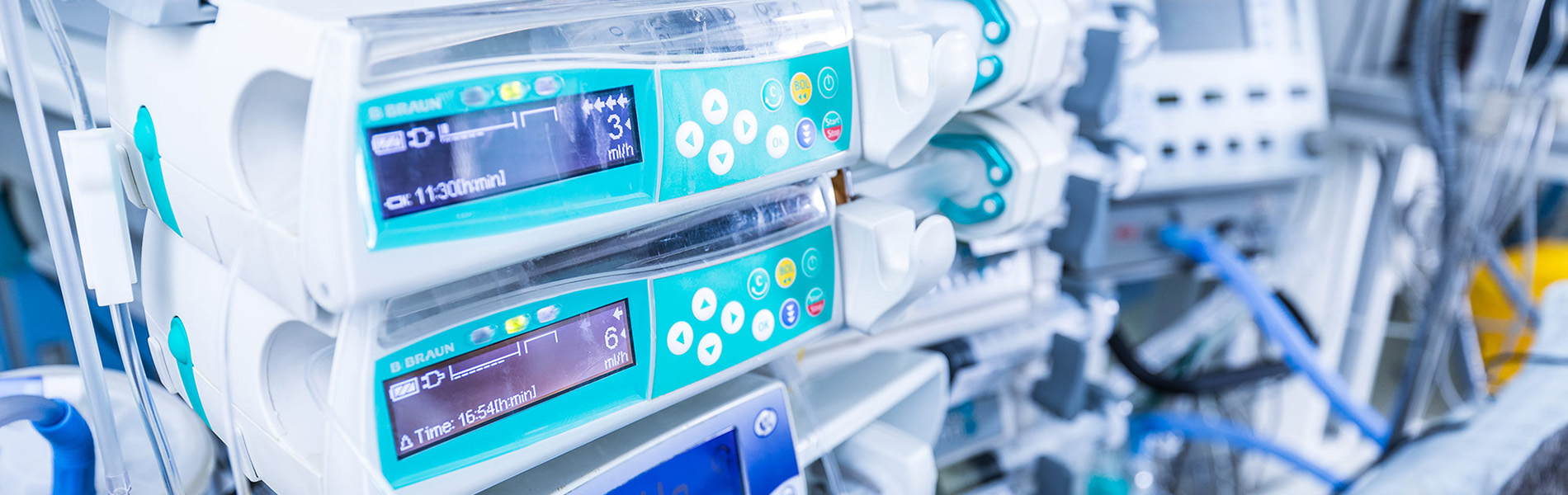 Pompes médicales Paragon-ID avec écrans digitaux en fonction, illustrant la technologie avancée dans le domaine médical