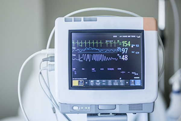 hospital-equipment-monitoring-patient