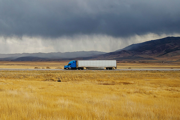 camion-traversant-un-champ