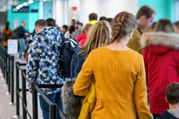 Schlange-von-Menschen-am-Flughafen-die-auf-Kundenservice-warten