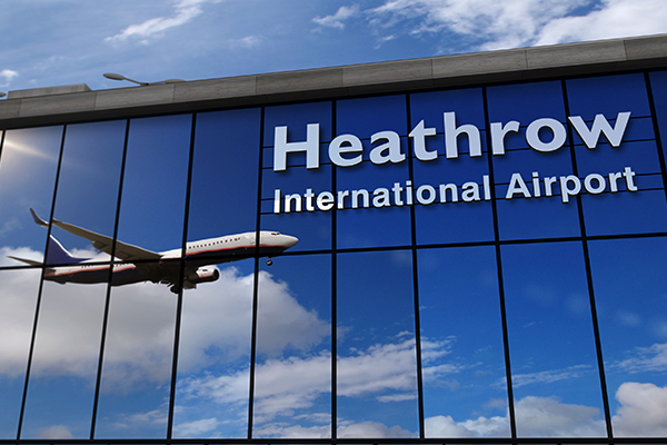 Avión comercial volando sobre el Aeropuerto Internacional de Heathrow,