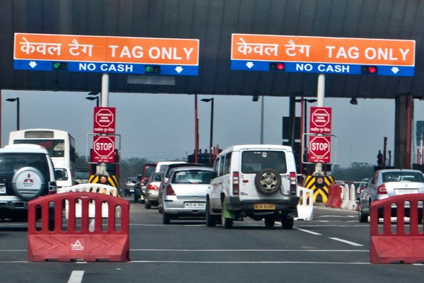 cars-at-tolling-station