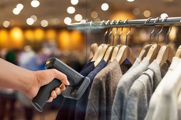 handheld-reader-scanning