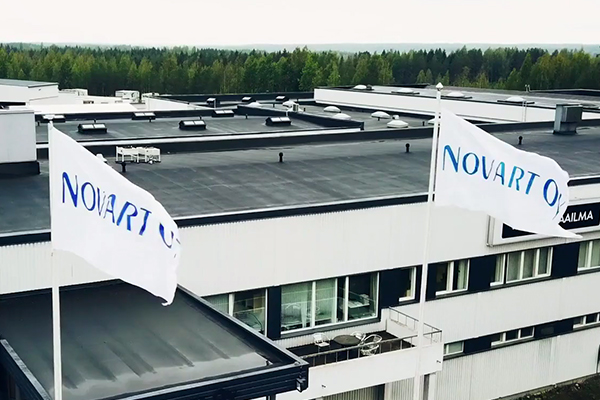 Vista aérea de las instalaciones de Novartis con banderas