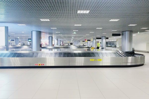 Photo du tapis à bagages d’un aéroport 