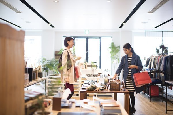 衣料品店にいる2人の女性の写真