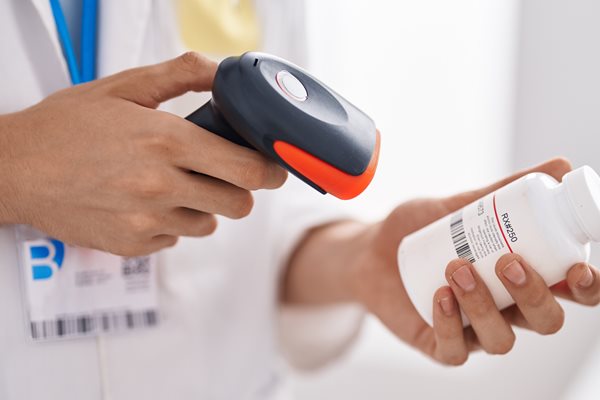 handheld-reader-in-healthcare