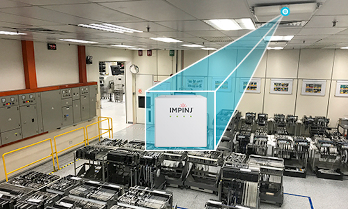 Impinj製造施設のフィーダーエリアの内部、精密機械が整然と並ぶ様子とImpinjのロゴが映し出されている画像