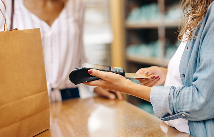 Customer using contactless payment at checkout, reflecting Impinj's focus on secure user experience