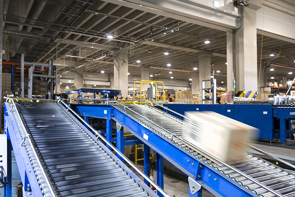 cardboard-boxes-on-conveyor-belt