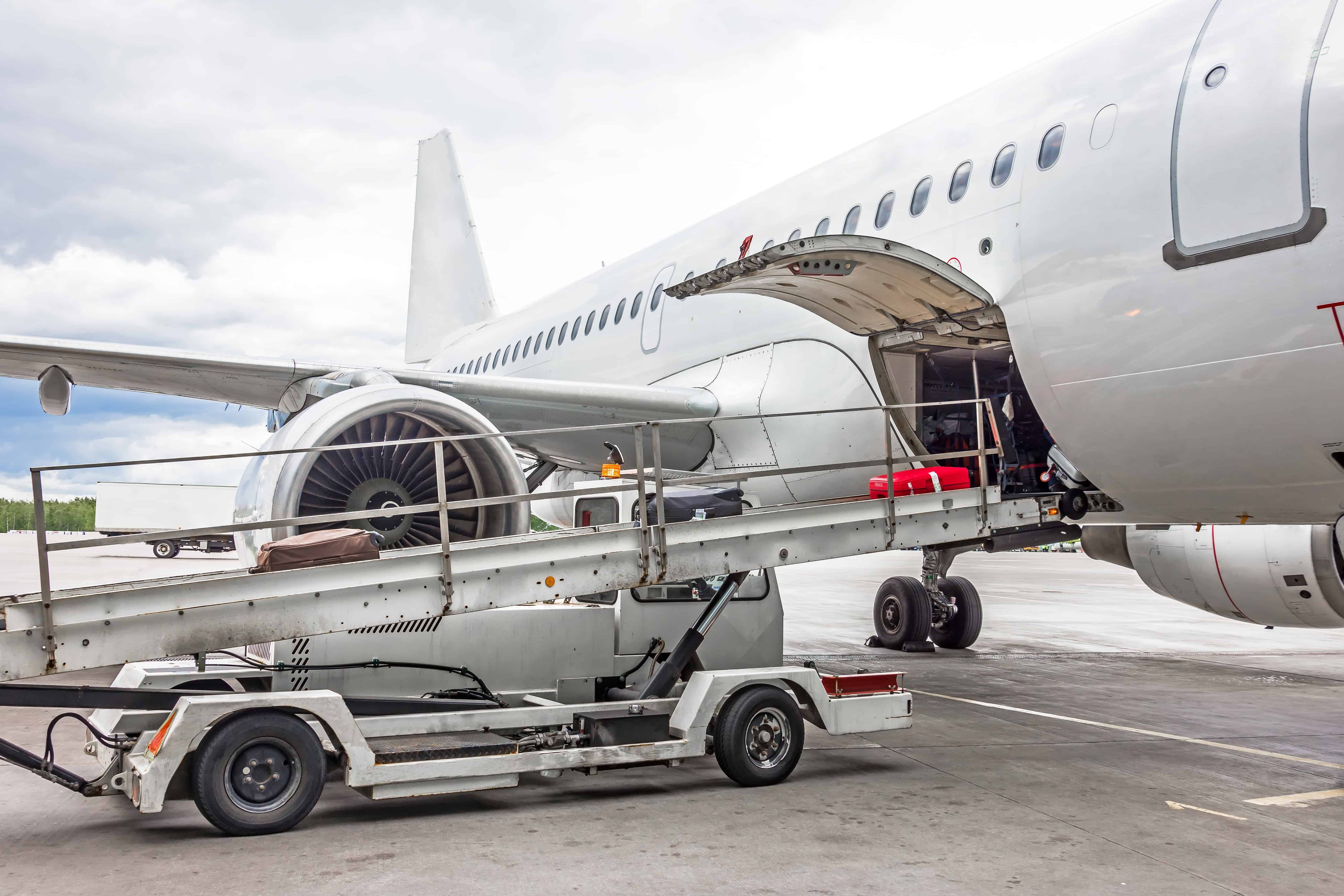 荷物を積み込み中の飛行機の列