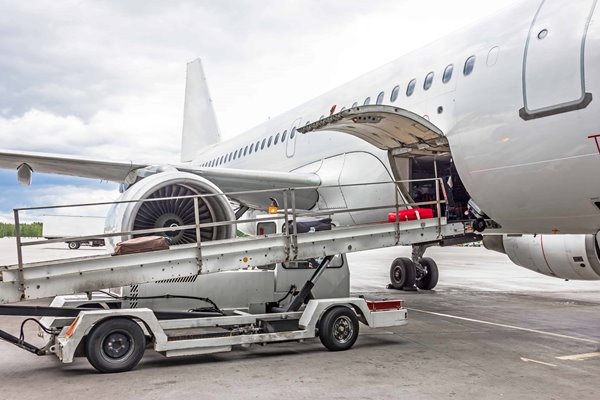 荷物を積み込み中の航空機