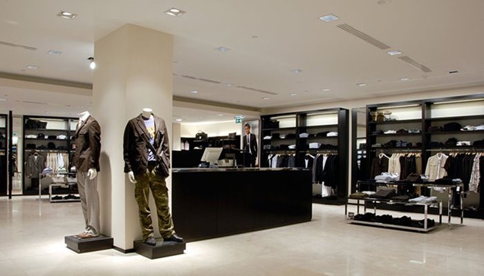Zara store interior with mannequins dressed in modern outfits, reflecting Impinj's dedication to a tailored user experience